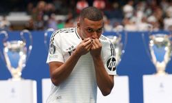 Real Madrid, Mbappe'yle 80 binden fazla taraftarın önünde sözleşme imzaladı