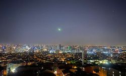 İstanbul'da gökyüzünden süzülen parlak ışık kümesi görüldü