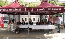 Kaymakamlık binasından çıkarılan Beyoğlu Belediyesi kaldırımda çalışıyor