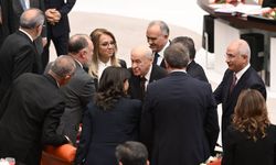 Bahçeli, DEM Partililerin elini sıkarak 'mekanın sahiplerini' hatırlatmış