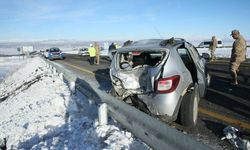 Kars'ta öğretmenleri taşıyan minibüs otomobile çarptı: 13'ü öğretmen 14 yaralı