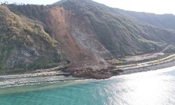 Heyelanın vurduğu Karadeniz Sahil Yolu'na 100 bin ton toprak akmış