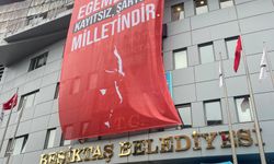 Beşiktaş Belediyesi binasına 'Egemenlik kayıtsız, şartsız milletindir' yazılı dev poster asıldı