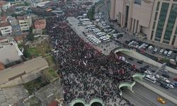 Yurttaşlar İmamoğlu'na destek için adliye önünde toplandı