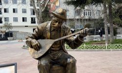 Aşık Veysel heykelinin sazını yine kırdılar