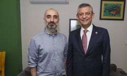 Özel'den ev hapsindeki gazeteci İsmail Saymaz’ı ziyaret