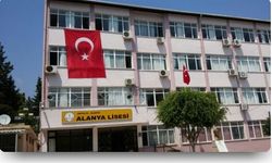 'Yiğidim aslanım'ı yarıda kesen lise bu kez İzmir Marşı'ndan rahatsız oldu: Söylemeyin