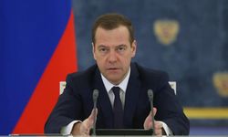 Rusya Başbakanı Medvedev: ABD ile çatışmaya ramak kaldı