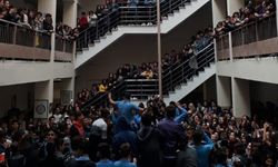 Öğrencileri taciz ettiği iddiasıyla hakkında dava açılan öğretmenin başka okulda görevine devam ettiği ortaya çıktı