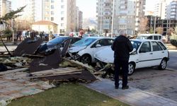 Kayseri'de hızı saatte 110 kilometreyi bulan rüzgar nedeniyle çatılar uçtu