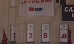 CHP Tarsus İlçe binasına “Mafyadan aylık 10 bin $ alan siyasetçi kim?” pankartı asıldı