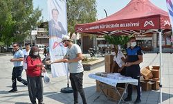 Mersin Büyükşehir Belediyesi, işlek noktalarda 50 bin adet aşure dağıttı