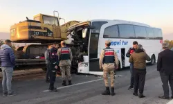 Amasya'da yolcu otobüsü, tırın taşıdığı iş makinesine çarptı: 1 kişi hayatını kaybetti