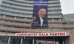 CHP Genel Merkezine "Ben Kemal, geliyorum" yazılı afiş asıldı