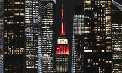 New York’taki Empire State, depremzedeler için kırmızı beyaz renklerle ışıklandırıldı