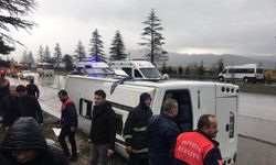 Isparta'da servis aracı devrildi: 17 yaralı