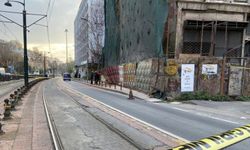 Karaköy'de metruk bina çöktü, tramvay seferleri durduruldu