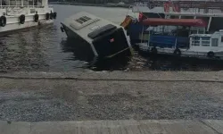 Eminönü'nde halk otobüsü denize düştü