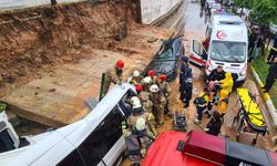 Pendik'te istinat duvarı servis aracının üzerine düştü, işçiler araçta sıkıştı