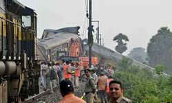 Hindistan'da tren kazası: 13 kişi hayatını kaybetti