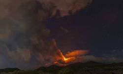 Etna Yanardağı yeniden kül ve lav püskürttü