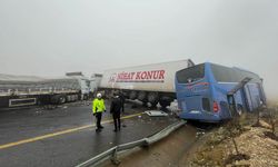 Şanlıurfa'da otobüs ve 2 TIR çarpıştı: 1 kişi öldü, 15 kişi yaralandı