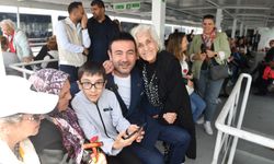 Beşiktaş Belediyesi Anneler Günü'ne özel tekne turu düzenledi