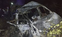 Adana'da uçuruma devrilen minibüs yandı: Üç ölü, 18 yaralı
