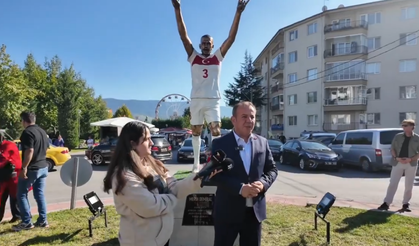 Bolu Belediyesi, 'bozkurt işareti' yapan Merih Demiral'ın heykelini dikti