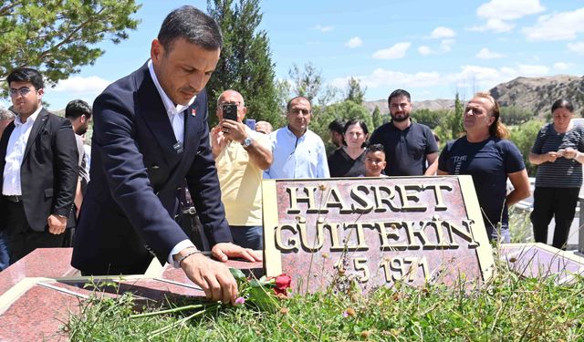 CHP’li Özgür Çelik, Hasret Gültekin ile Uğur Kurt’u mezarı başında andı