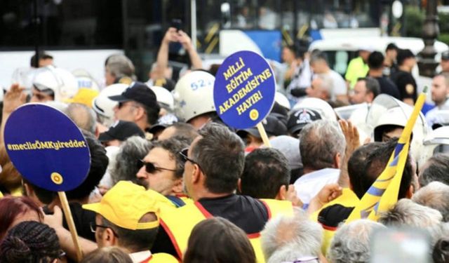 'Öğretmenlik Meslek Kanunu' teklifinin görüşmeleri ertelendi