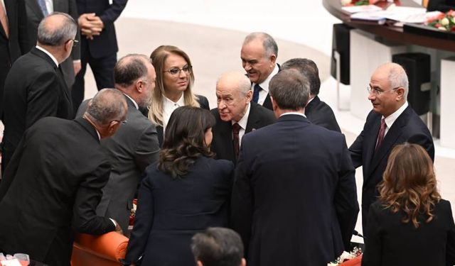 Bahçeli, DEM Partililerin elini sıkarak 'mekanın sahiplerini' hatırlatmış