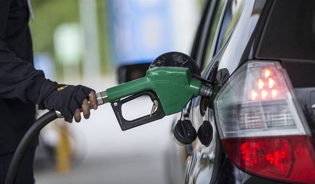 Benzine bir zam daha geliyor: Bu geceden itibaren geçerli