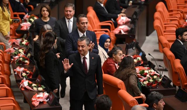 CHP’de 'ayakta karşılama' bölünmesi: AKP tabanına değil Erdoğan’a sempatik görünmektir