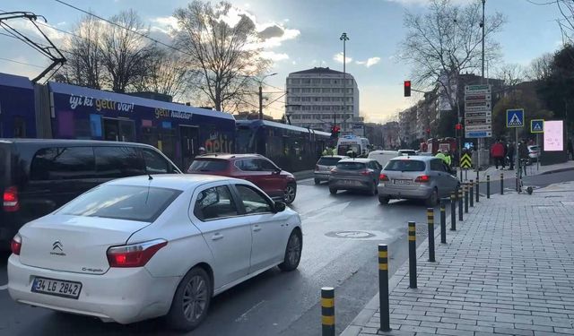 Tophane Durağı'nda bir kişi tramvayın altında kaldı: Ağır yaralı