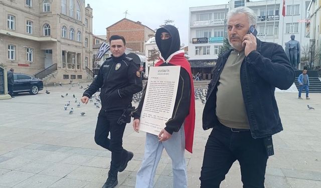 Aksaray'da sessiz protesto eylemi yapan gence polis müdahale etti