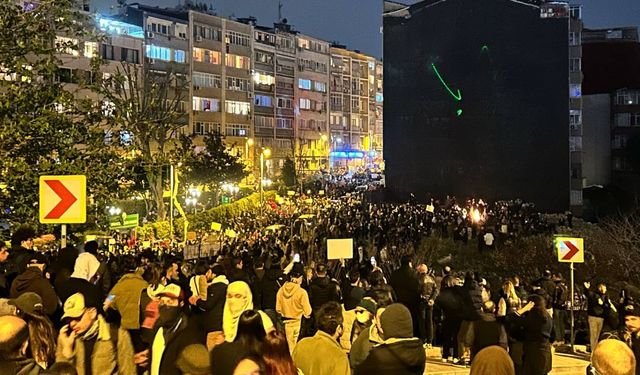 Binlerce öğrenci Şişli Belediyesi önünde kayyım politikalarını protesto etti!