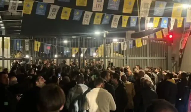 Onur Erim'in Akşener'i hedef alan sözlerinin ardından İYİ Partililer A Haber önünde toplandı