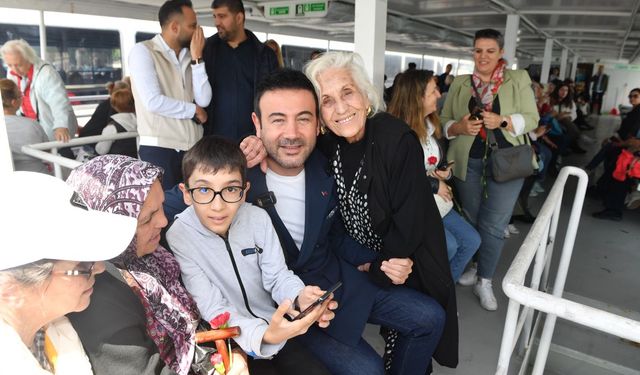 Beşiktaş Belediyesi Anneler Günü'ne özel tekne turu düzenledi