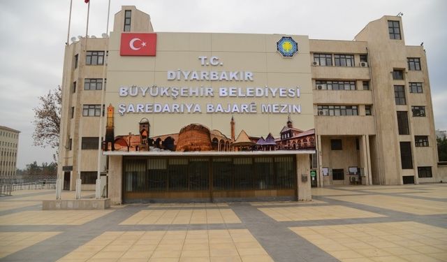 Diyarbakır'da DEM dönemi: Kayyım yönetiminin 11 daire başkanı görevden alındı