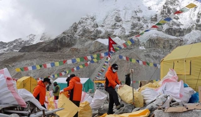 Himalayalar'dan 11 ton ton çöp ve dört ceset çıktı