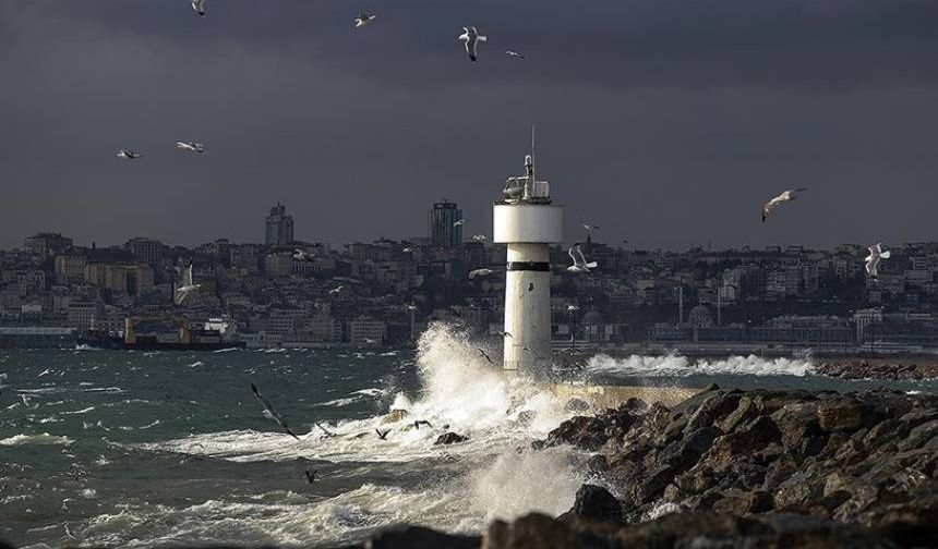 Saat veren AKOM'dan İstanbul için kuvvetli sağanak ve rüzgar uyarısı