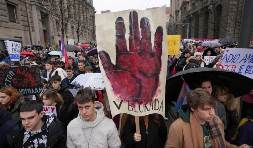 Sırbistan: Tren garının çökmesi sonucu 15 kişinin ölmesi aylardır protesto ediliyor