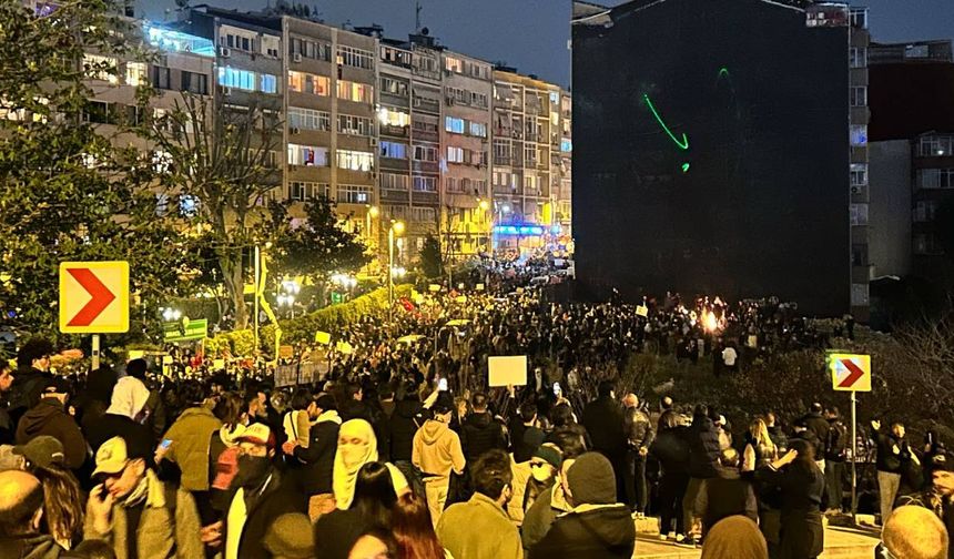 Binlerce öğrenci Şişli Belediyesi önünde kayyım politikalarını protesto etti!