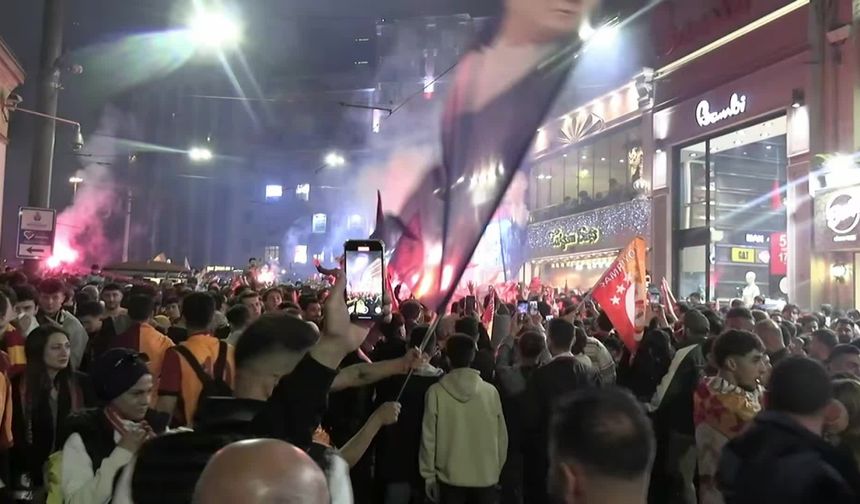İstanbul'da sarı kırmızılı taraftarlar cadde ve meydanları doldurdu