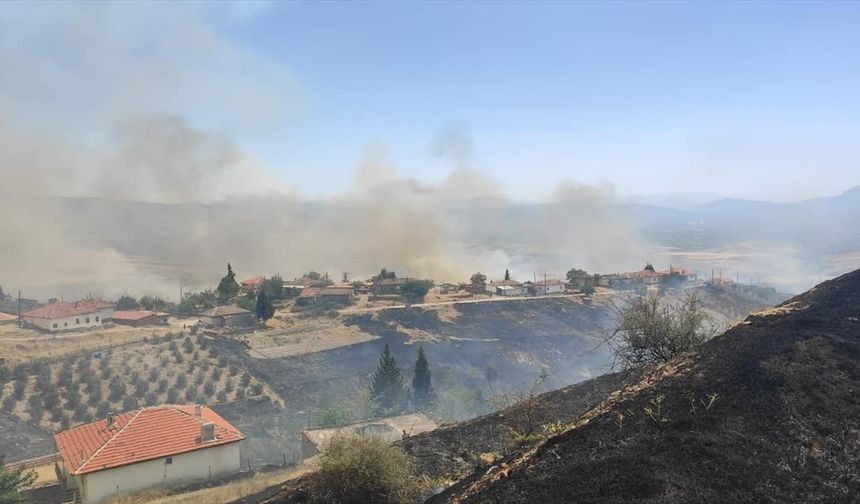 Manisa'da tarım alanında başlayan yangın yerleşim yerlerine ulaştı